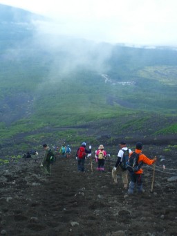 富士登山・火口周り=お鉢巡り