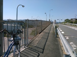 数年前この陸橋上で足が強烈につった記憶が・・・此処だ！忘れないゾ