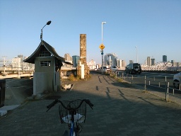 十三大橋・・・十三側から梅田方面を臨む・・後方は「十三(じゅうそう)」