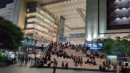 仕事帰りの憩い？おデート？ 対 老人独り