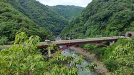 桂川(保津川)に架かる高架駅(保津峡駅)